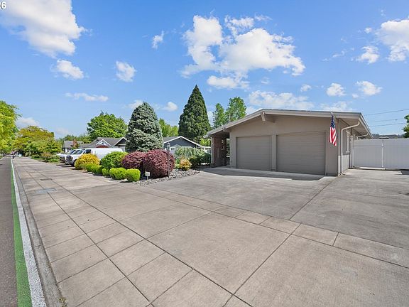 3rd image of 1525 Willamette Falls Dr