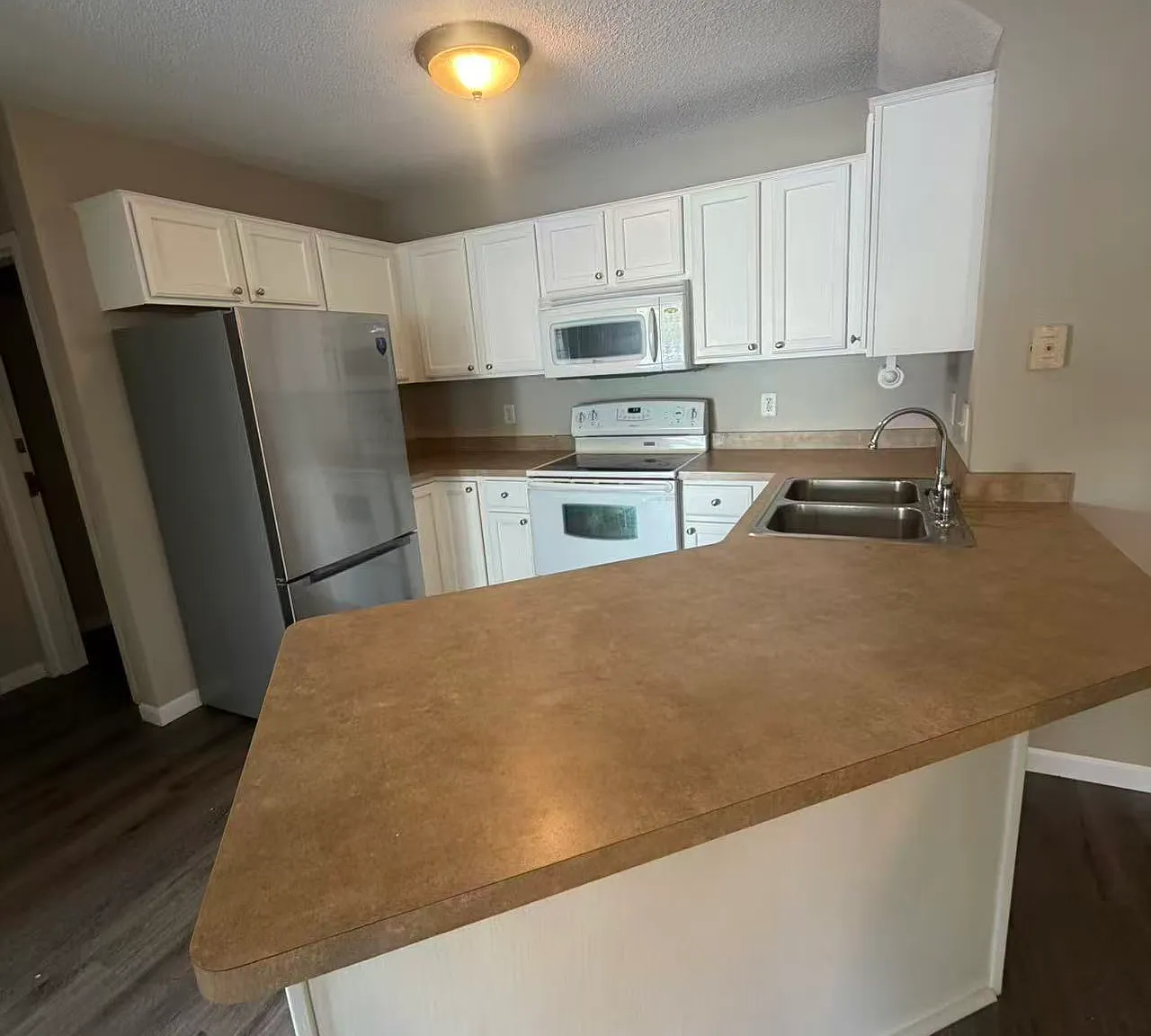 3 bed, 2.5 bath, 1400 sqft, $2,300 — Photo 2