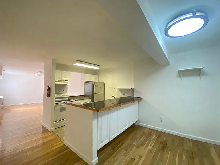 333 Grand Ave #2R — Photo 4