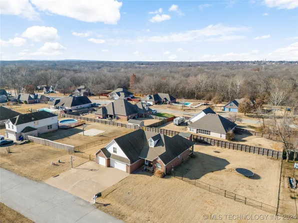 13748 S 262nd East Ave, Coweta, OK 74429
