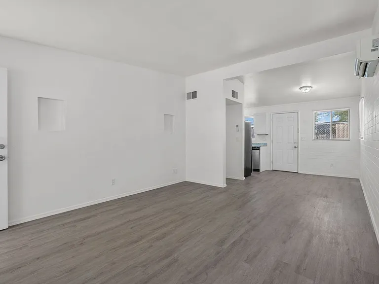 1415 E Adelaide Dr — Photo 3
