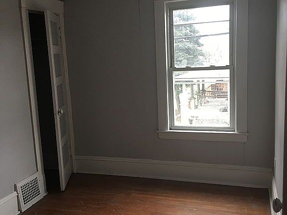 5th image of 3424 Poe Ave