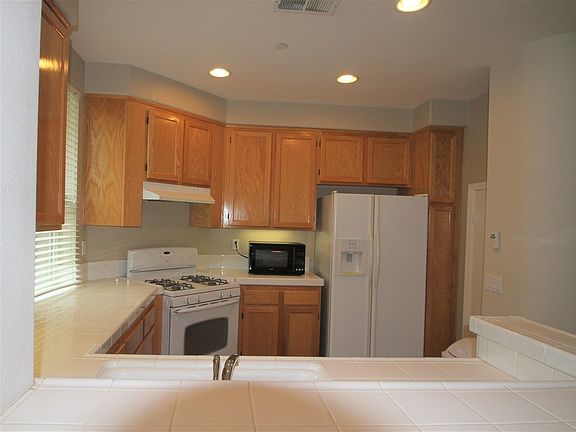 3rd image of 179 Aurora Ave