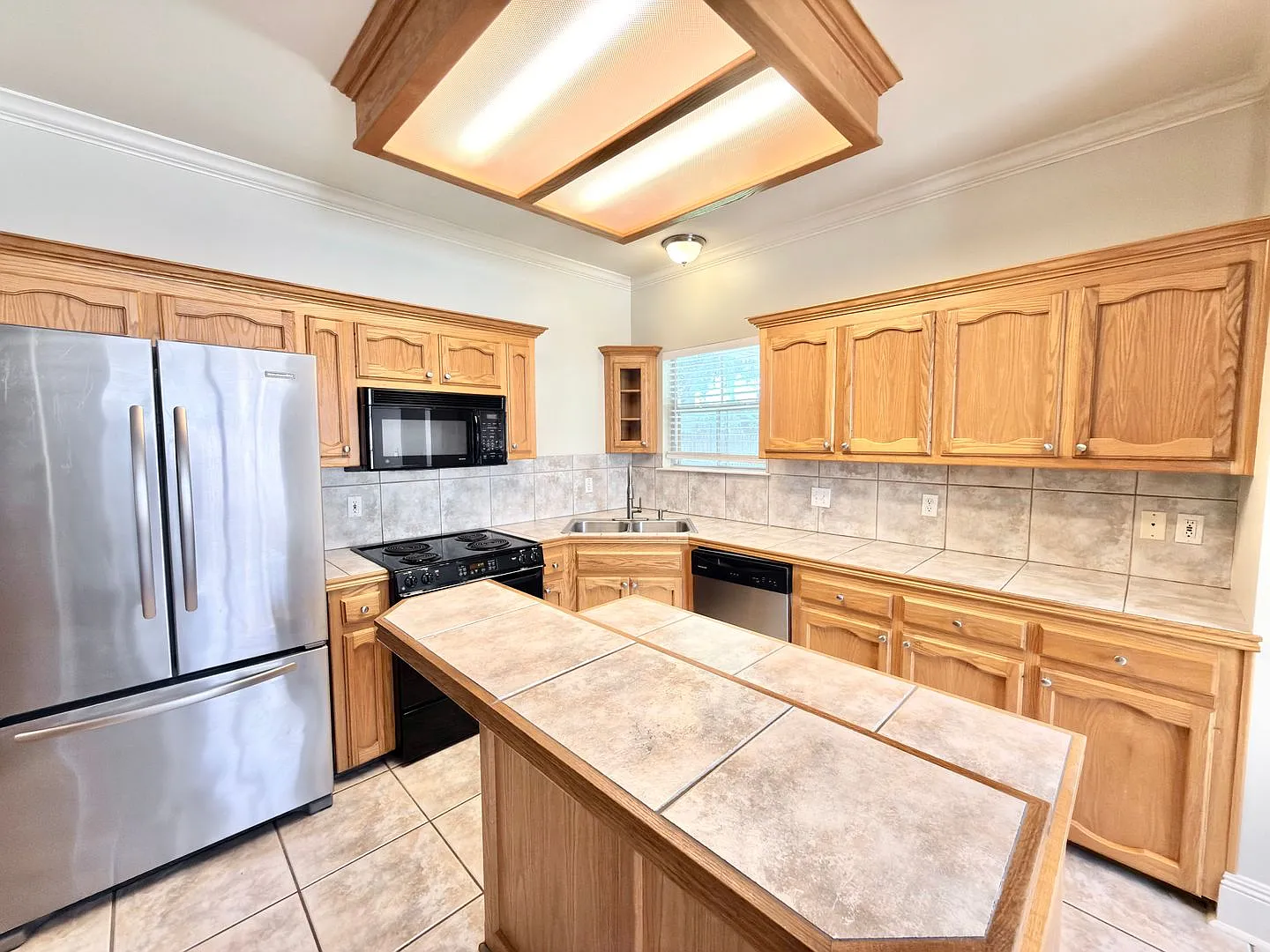 Inviting 3 Bedroom Home Minutes from Bluebonnet — Photo 2