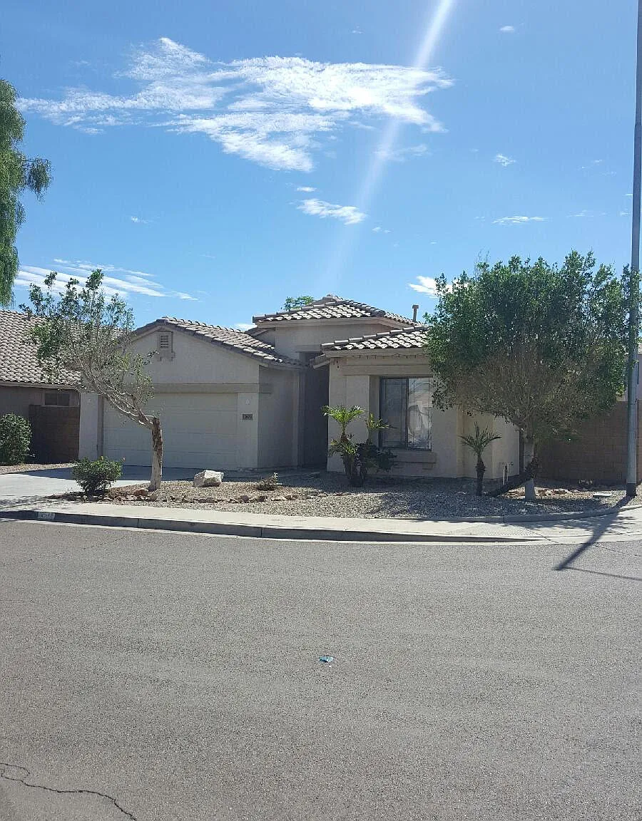 3 bed, 2.0 bath, 1697 sqft, $2,095 — Photo 1