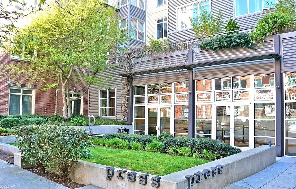 Coming soon Amazing studio in the heart of Capitol Hill with Parking — Photo 2