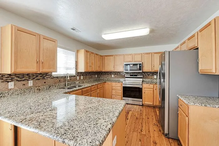 4 bed, 2.5 bath, 2396 sqft, $2,300 — Photo 2