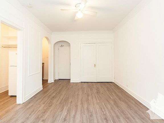 5th image of 1048 W Oakdale Ave