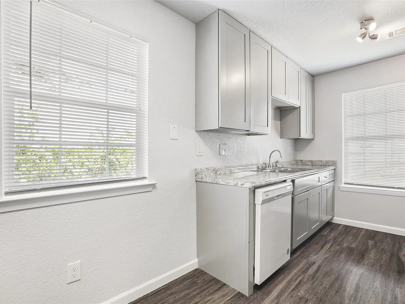 2 bed, 1.0 bath, 748 sqft, $1,095 — Photo 3