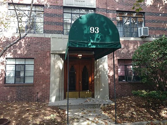 2nd image of 93 Strathmore Rd APT 10
