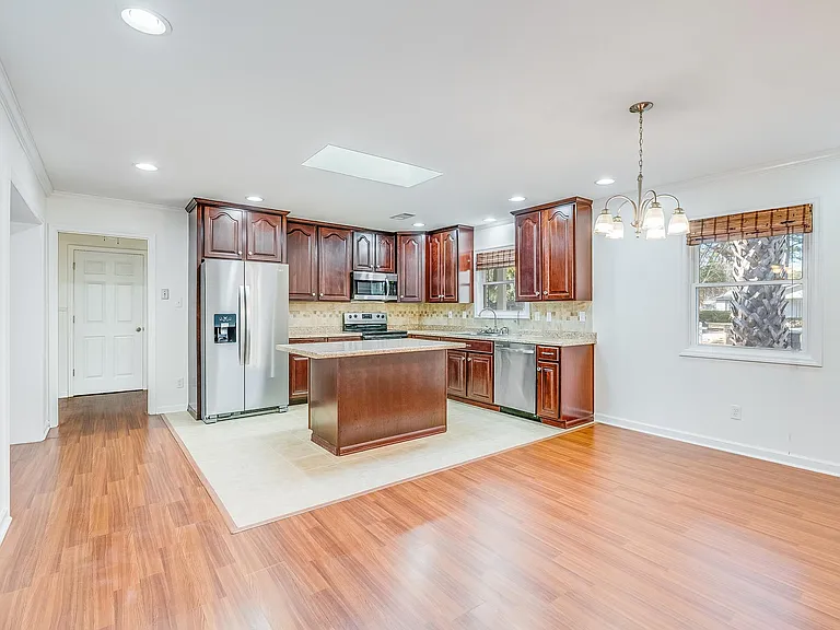 147 Port Royal Dr — Photo 6