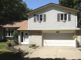 1690 Hopkins Rd, Getzville, NY 14068