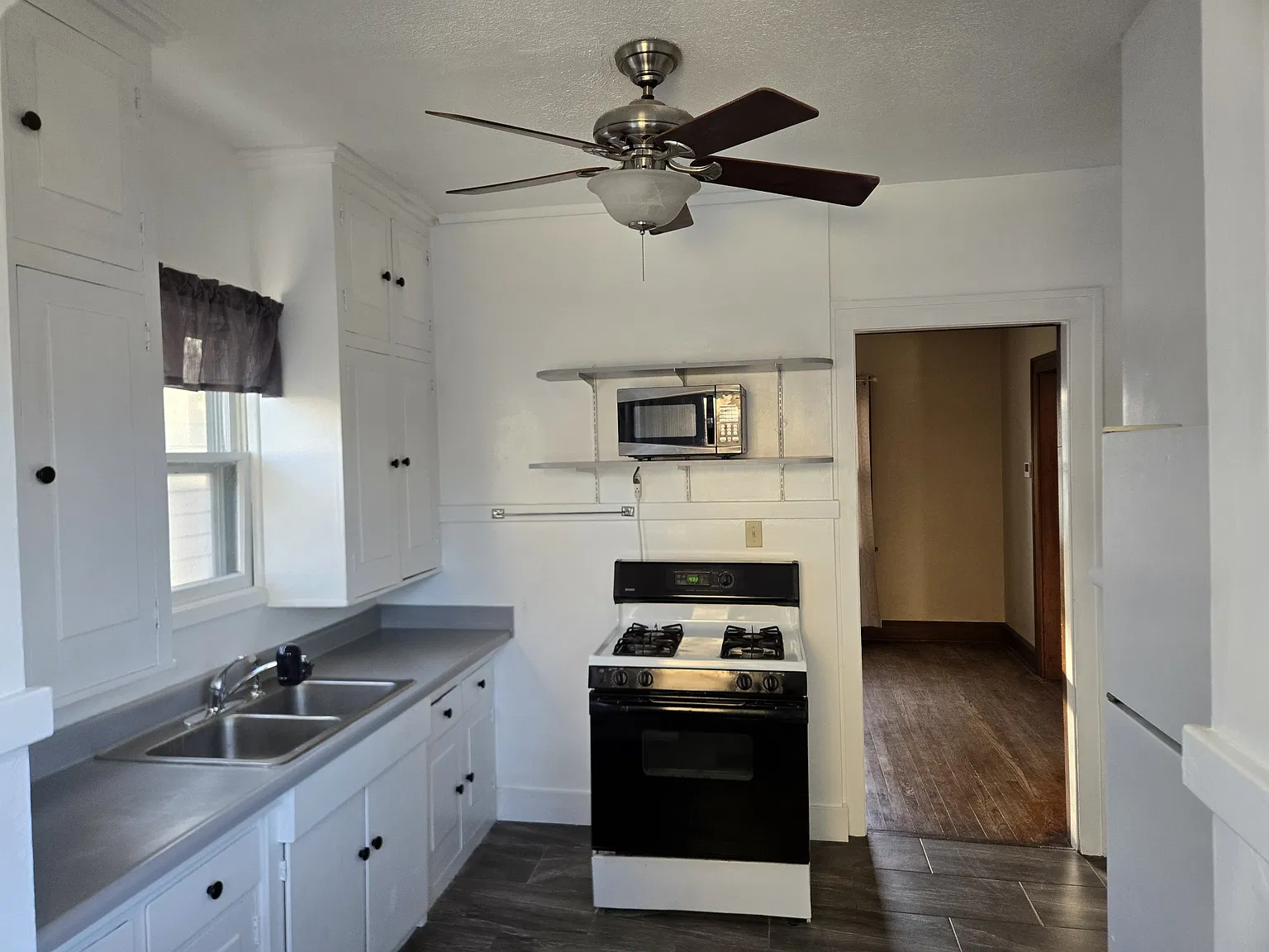 3 bed, 1382 sqft, $1,600 — Photo 2
