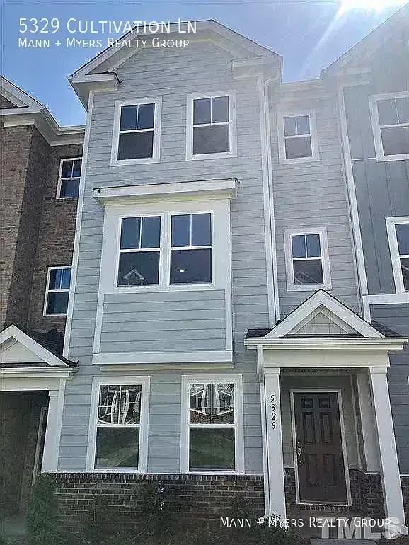 Spacious 3-bedroom, 3.5-bathroom townhome- ready soon! — Photo 1