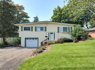 10 Chantilly Ln, North Aurora, IL 60542