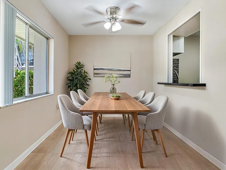 Chateau Apartments — Photo 29