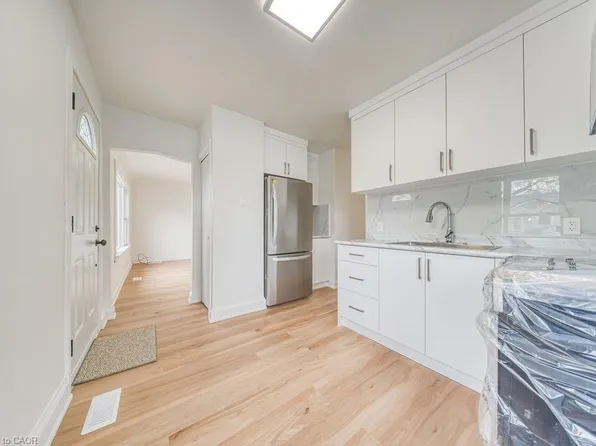 22 David Ave, Hamilton, ON L9A 3V1