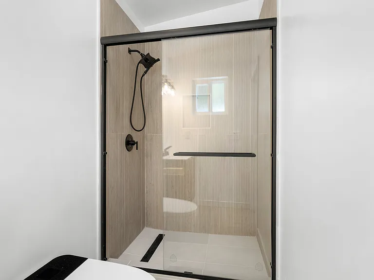 22432 Burbank Blvd #1/2 — Photo 12