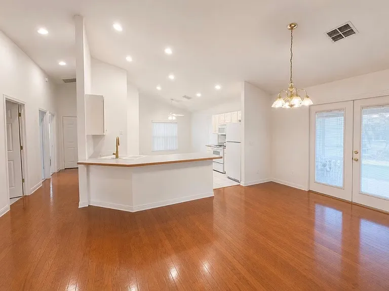230 Hill Ct — Photo 4