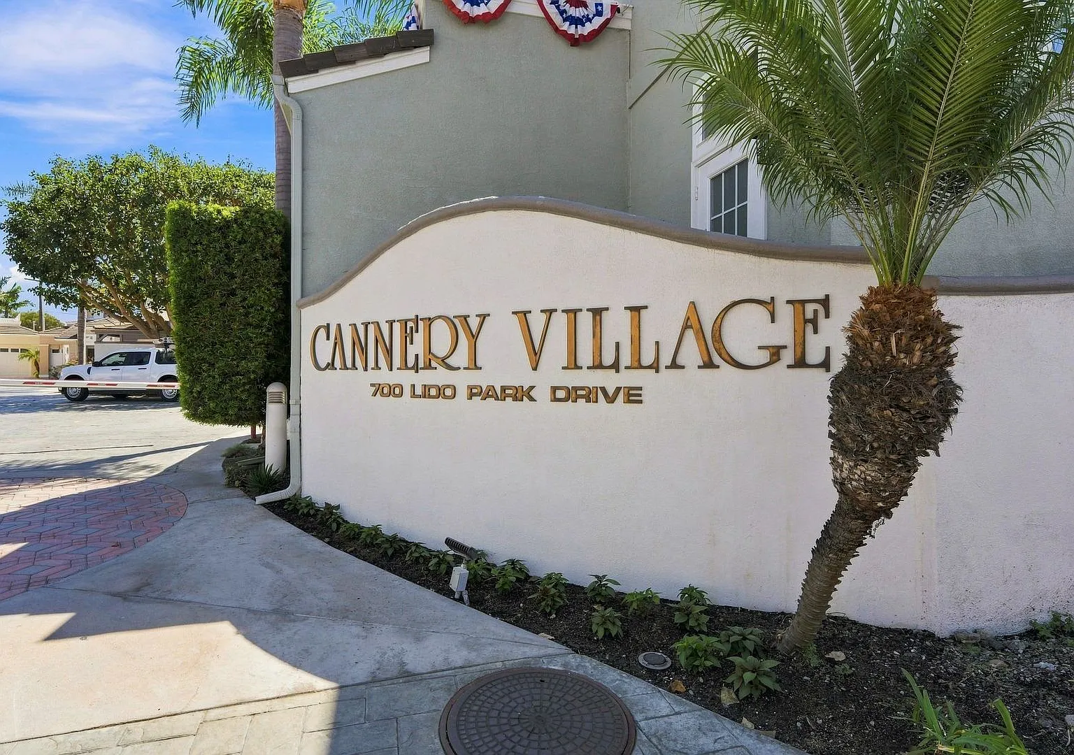 Waterfront Lido Peninsula Residence with Harbor Views Available Now — Photo 4