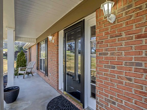 3rd image of 513 Villa Crest Dr