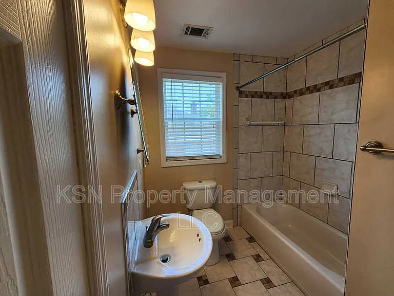 920 E 32nd St — Photo 7