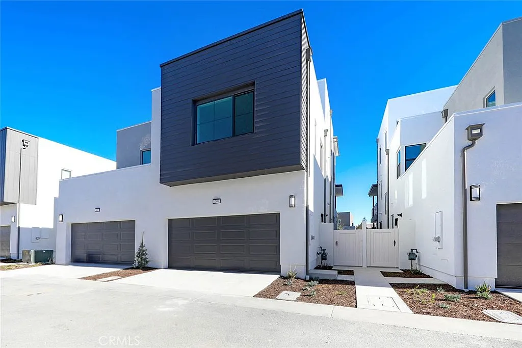 5 bed, 5.0 bath, 2591 sqft, $6,200 — Photo 3