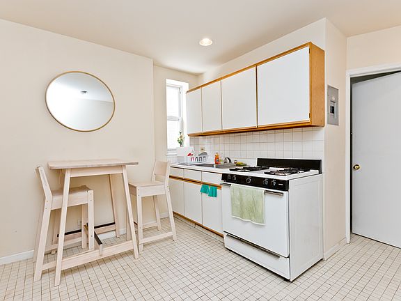 2nd image of 1555 N Milwaukee Ave APT 22