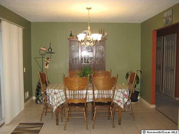 5th image of 998 Columbus Dr