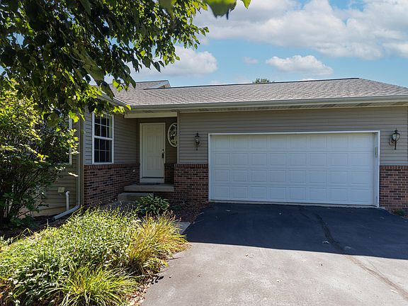 3rd image of 318 Barrington Cir
