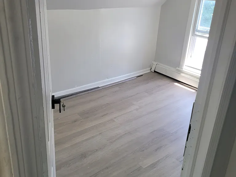 230 S 7th St — Photo 16