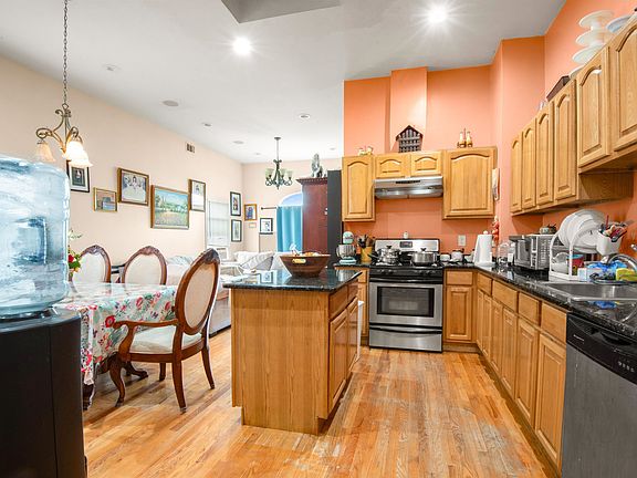 5th image of 215 South St