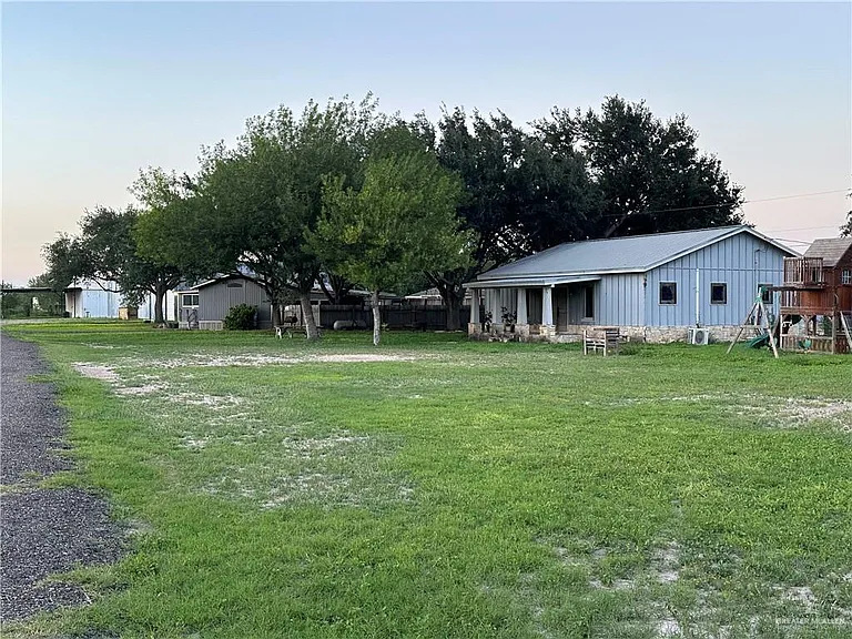 323 W Davis Rd — Photo 11