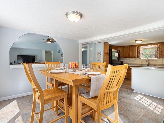 4th image of 140 Grammar Road