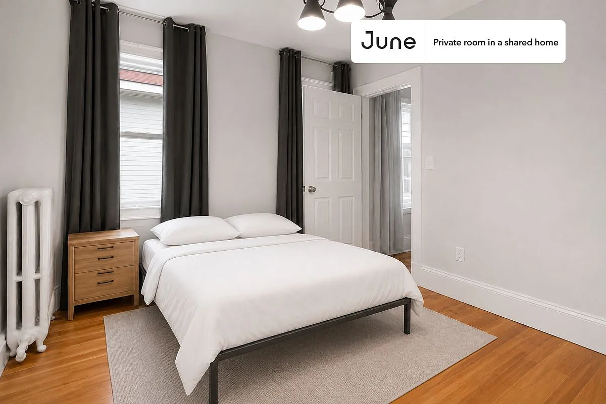 Queen bedroom in 4 bed/2 bath home in Allston #444 D — Photo 1