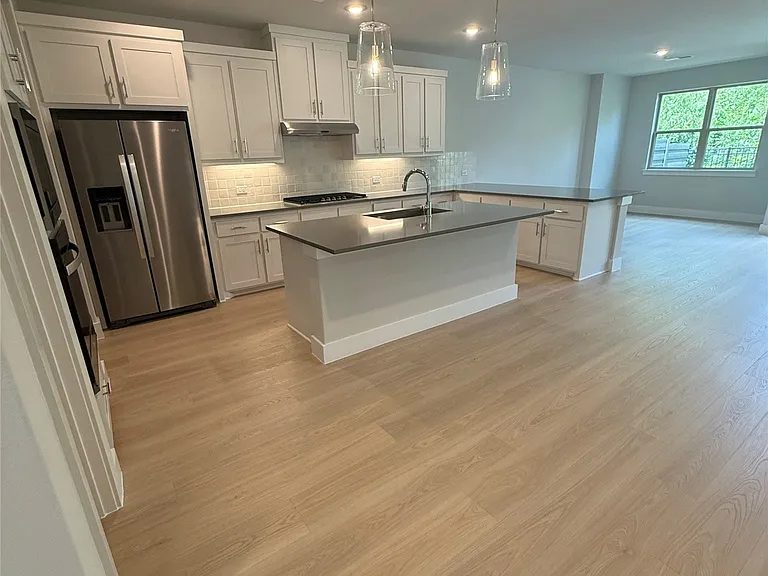 8289 Emsworth Dr — Photo 2