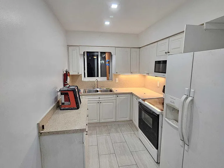 2030 SW 41st Ave #3 — Photo 12
