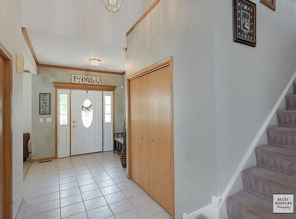 Spacious Foyer Entry
