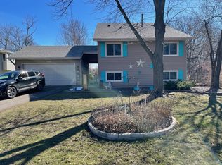 3220 Pilgrim Ln N, Plymouth, MN 55441