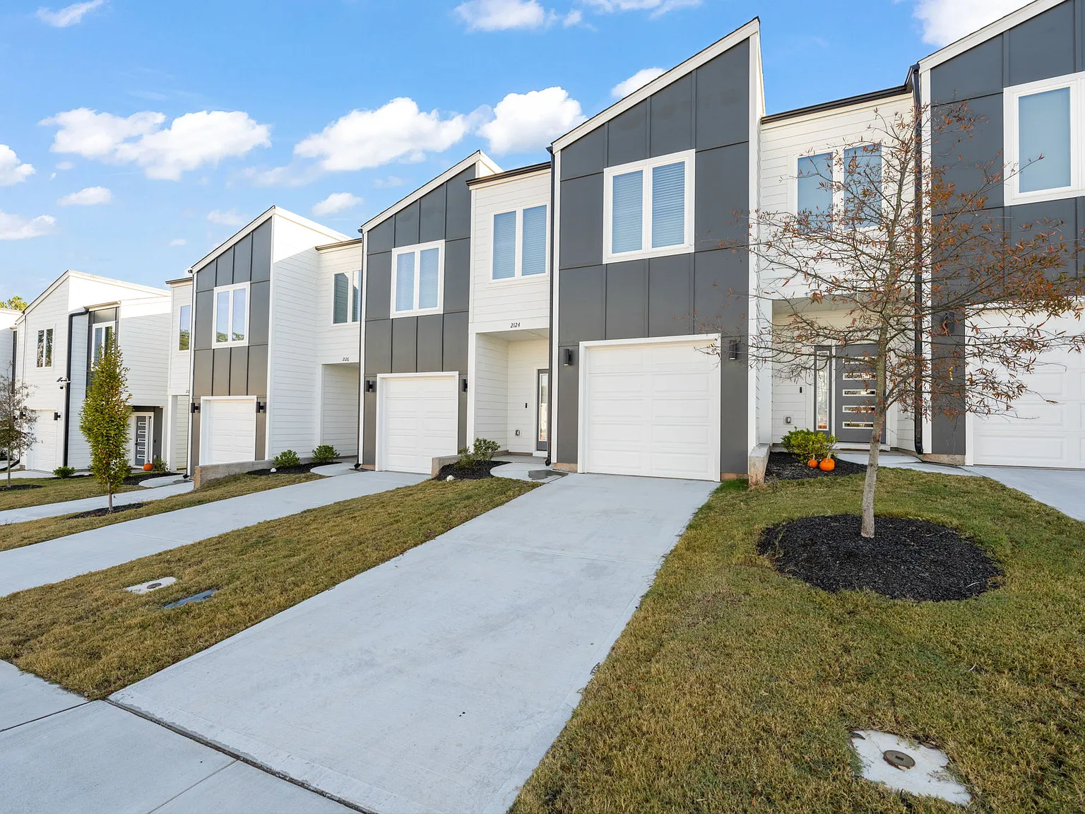 3 bed, 2.5 bath, 1740 sqft, $1,990 — Photo 2