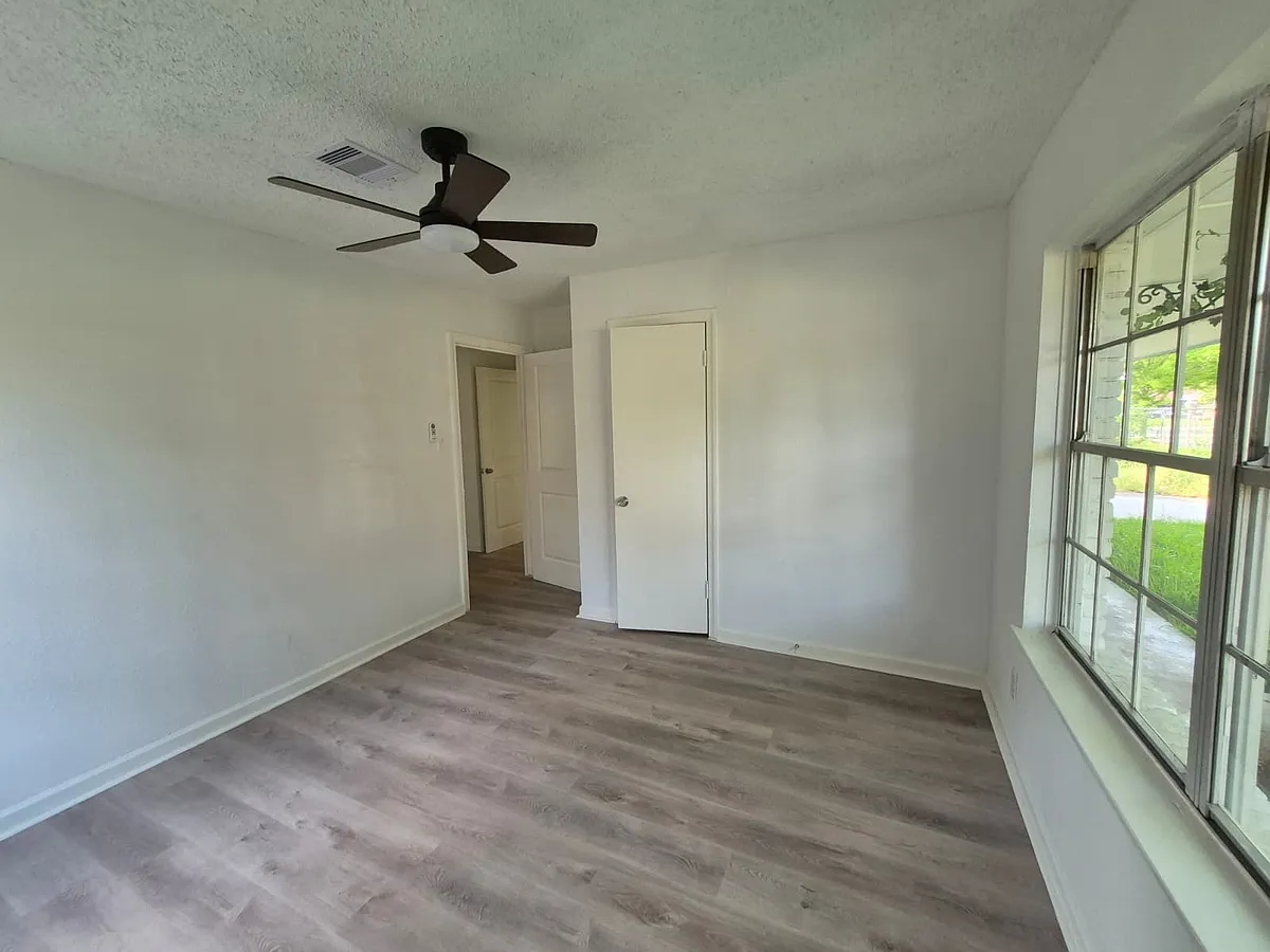 Building Photo - 10221 Bretton Dr