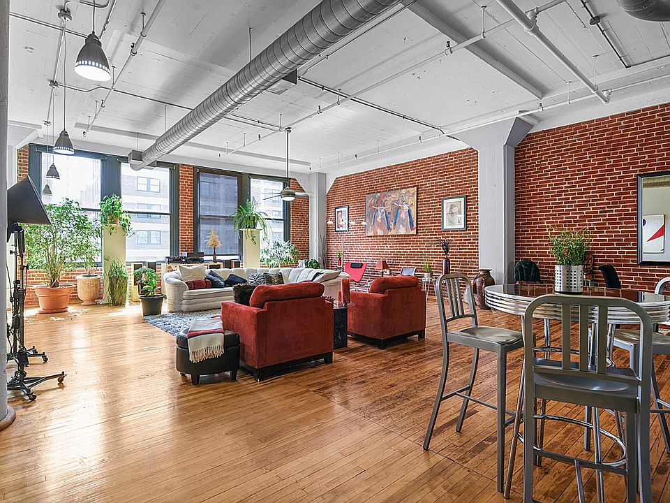 3000 square foot of space and your own private hot tub deck! The best of loft living!