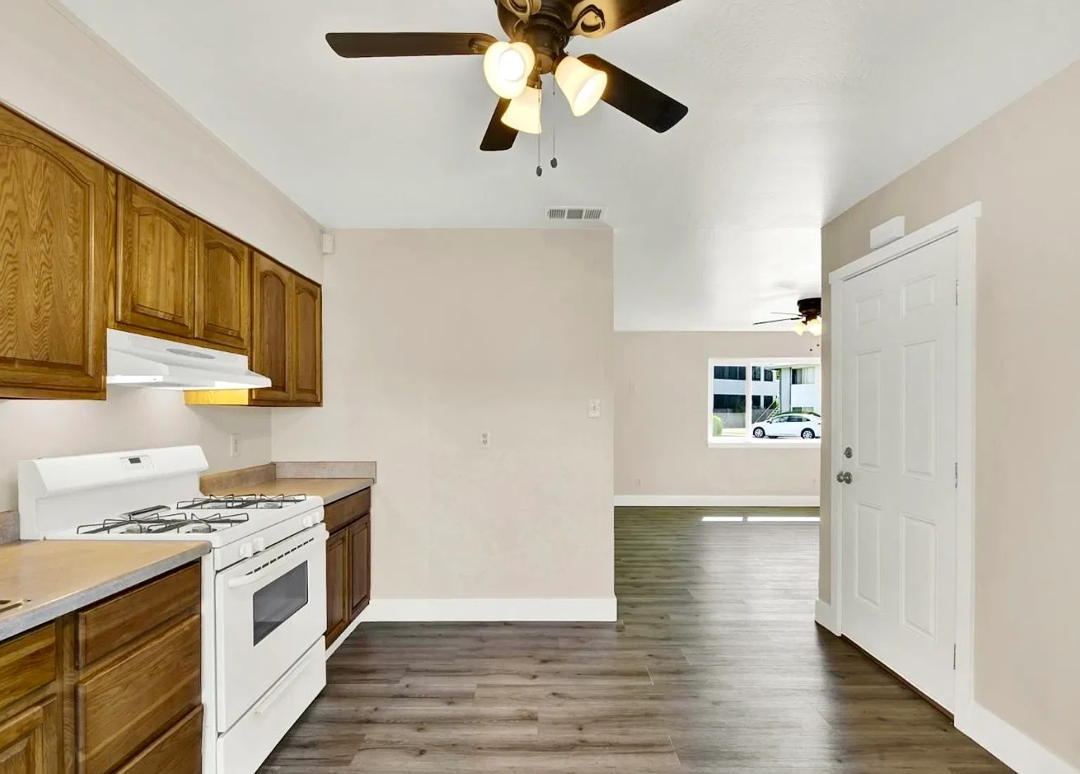 3 bed, 900 sqft, $2,650 — Photo 3
