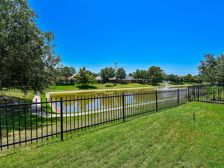 16915 Locust Springs Dr — Photo 38