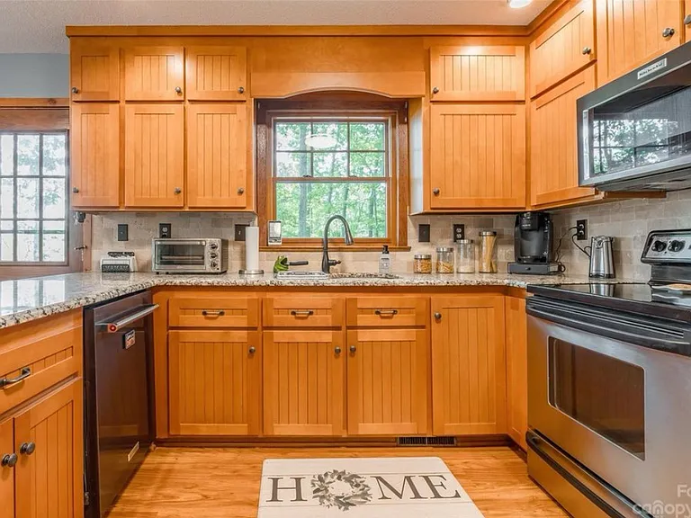 318 Wellington Dr — Photo 8