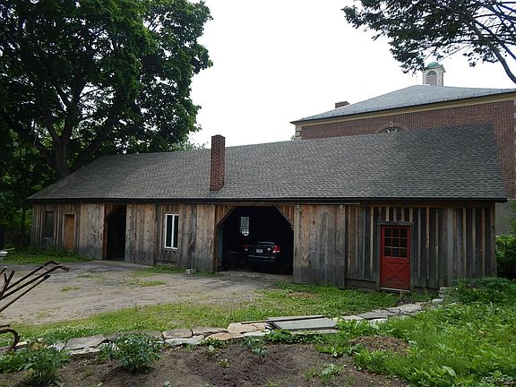 Fabulous 4 Stall Barn with B1 Zoning Use