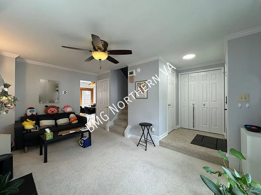 Beautiful 3 Bed 2.5 Bath Interior Townhome In Charming Barros Circle — Photo 4