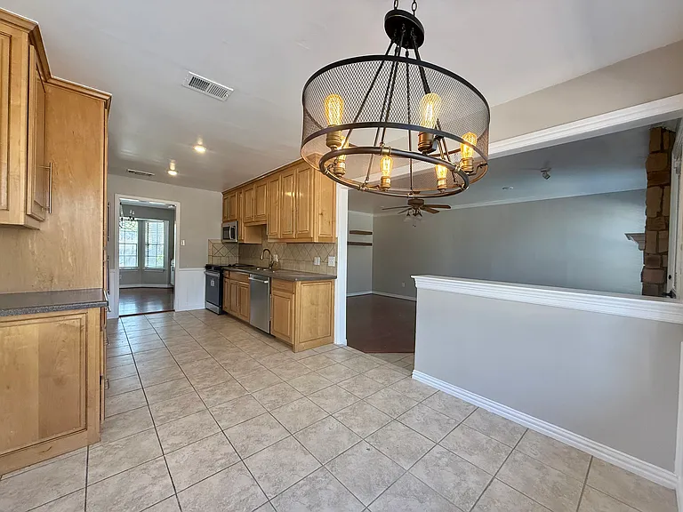 Kitchen and breakfast area