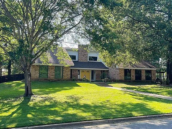 2nd image of 505 Brookhollow Dr