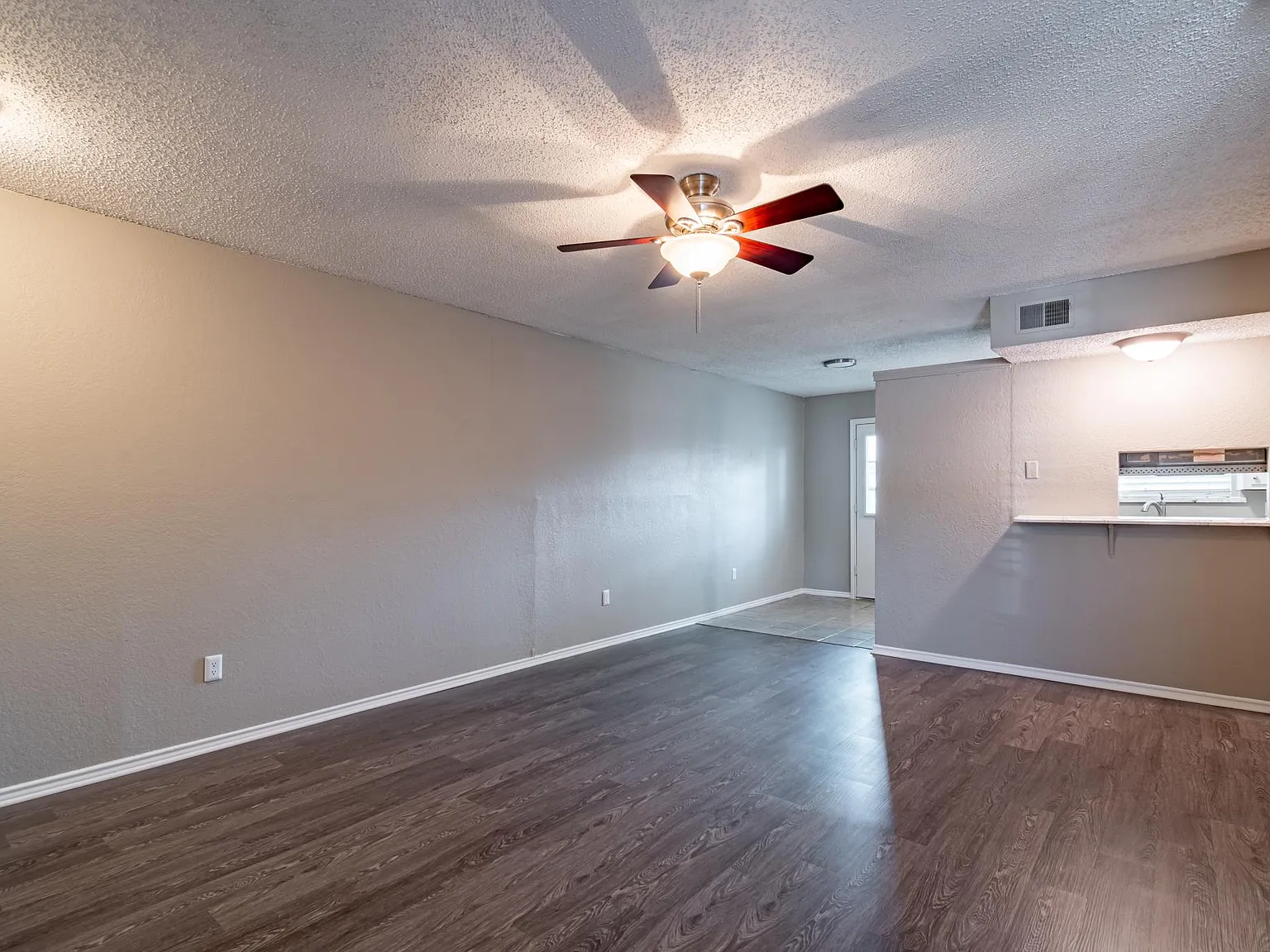 2 bed, 1.5 bath, 1044 sqft, $1,199 — Photo 2